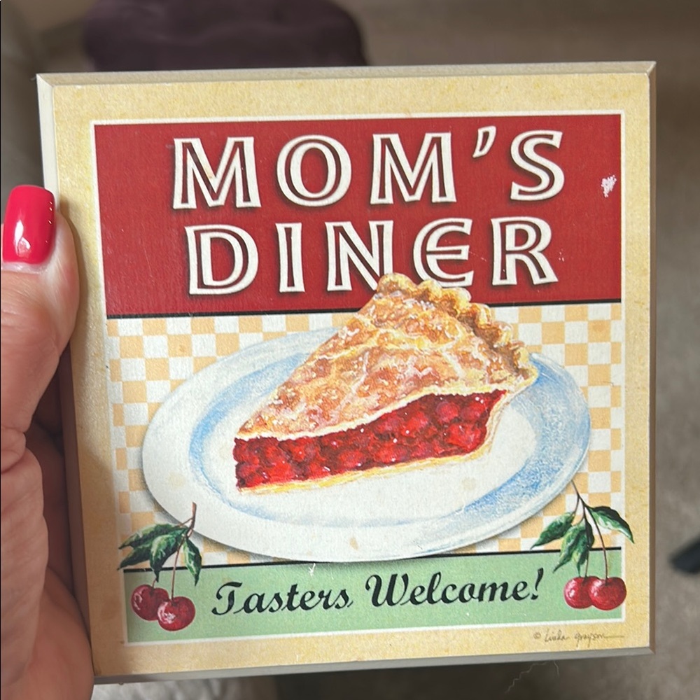 " moms diner " sign . Retro